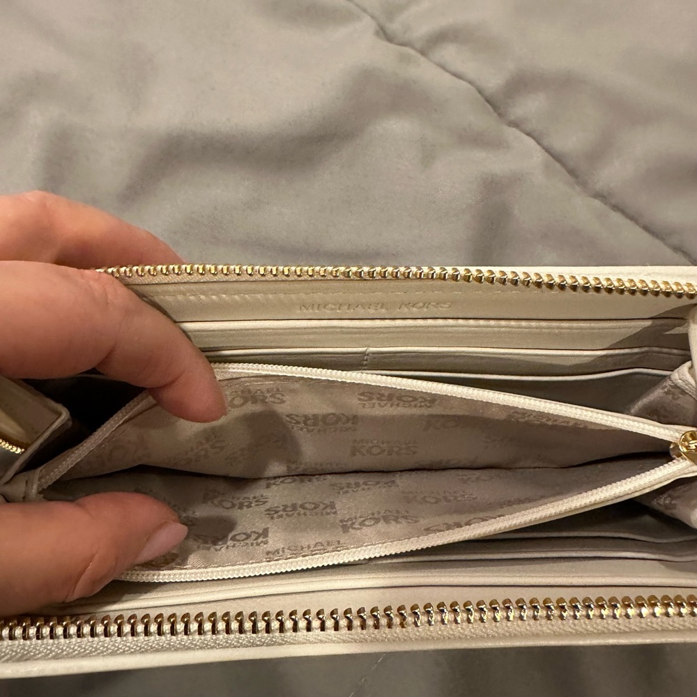 NWT Michael Kors Vanilla Wallet - Picture 6 of 6